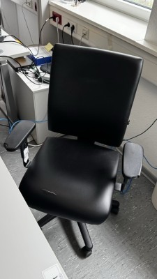 1 Drehstuhl mit Armlehnen
